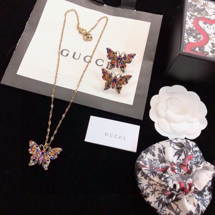 G*u*i necklaces
